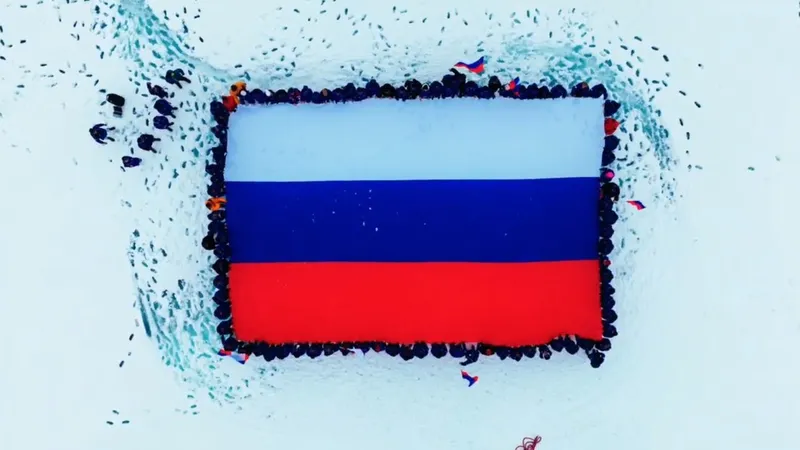 Rusia lleva su bandera al Polo Norte en una ceremonia a bordo de un rompehielos nuclear (VIDEO)