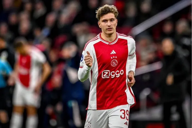 PSG refuerza su ataque con el fichaje de Mika Godts