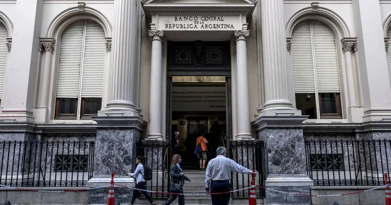 Con un canje, el Gobierno argentino recompone poder de fuego del BCRA para contener al dólar