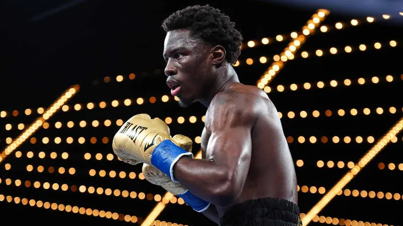 Richardson Hitchins se impone a Ricardo Salas
