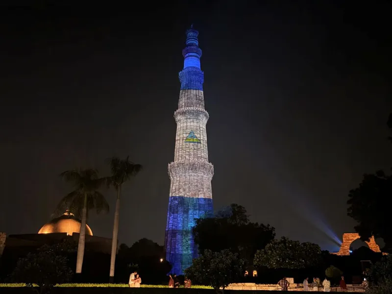 Bandera de Nicaragua ilumina Histórico Monumento Qutb Minar de la India