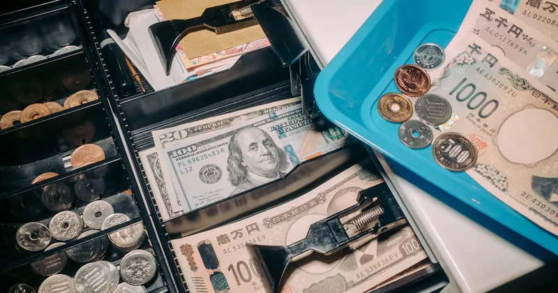 Yen avanza frente al dólar mientras operadores evalúan próximo movimiento del BOJ
