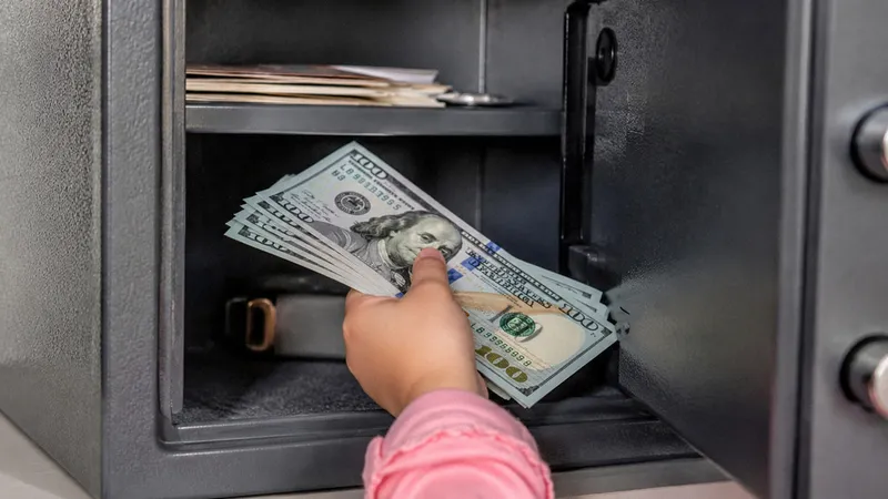 Adolescente roba U$48 mil a su madre para donarlos a sus ‘influencers’ favoritos