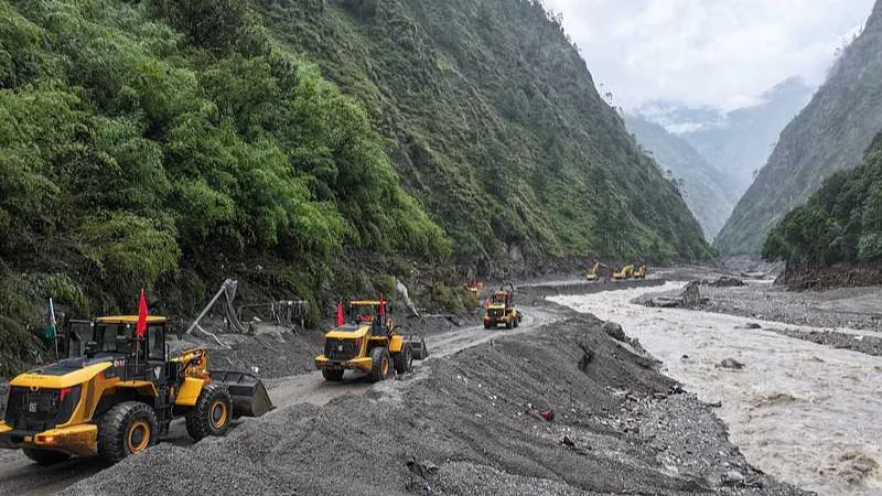 Los equipos de rescate se apresuran a reabrir la carretera que conduce al paso fronterizo de Xizang
