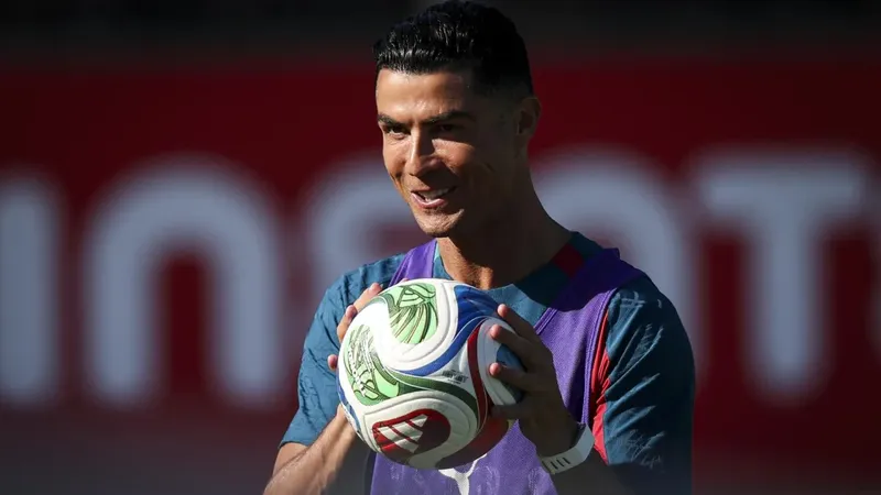 Cristiano Ronaldo causa estragos junto a Raúl Jiménez en el nuevo comercial de Nike