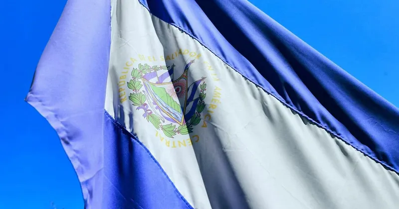 Juez de EE.UU. frena la revocación de permisos de trabajo a salvadoreños beneficiarios del TPS