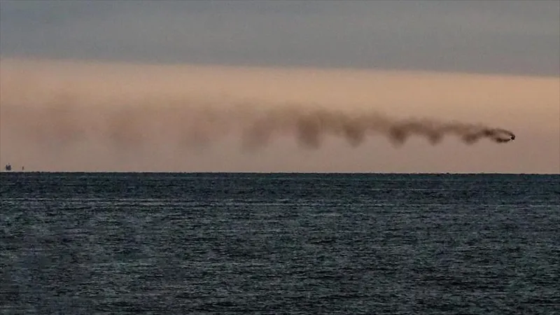 Armada iraní destruye dron marítimo enemigo en Ormuz; otros dos petroleros arden