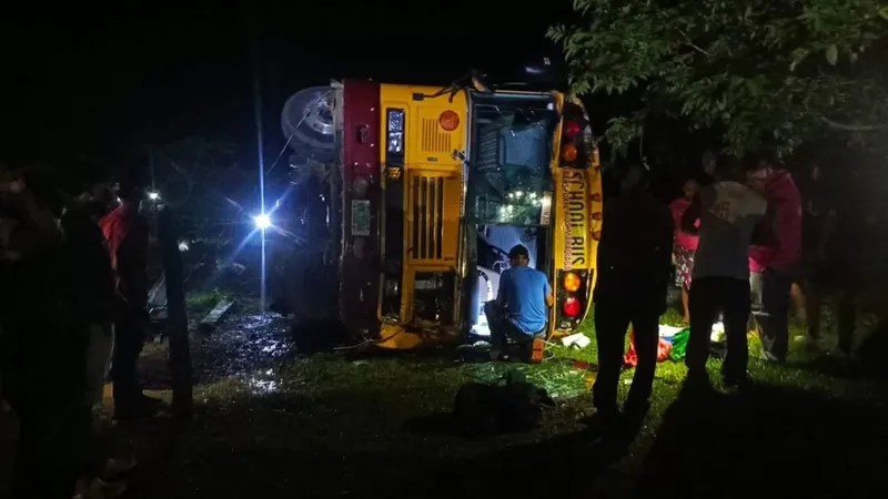 Vuelco de autobús deja varios lesionados en Bonanza