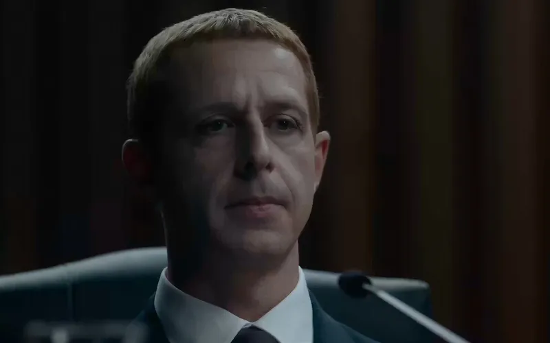 Primeras imágenes de Jeremy Strong como Mark Zuckerberg en la secuela de 'La red social'