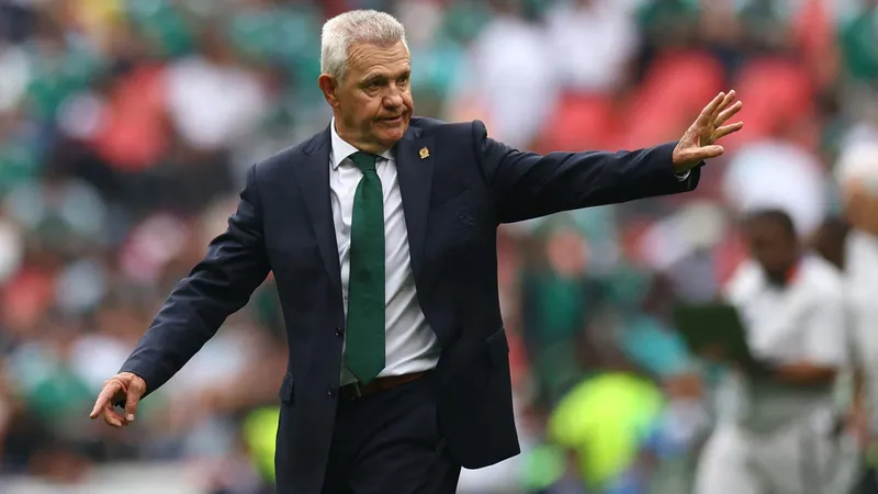 ¿Contra quién debutaría Javier Aguirre al frente de Valencia?
