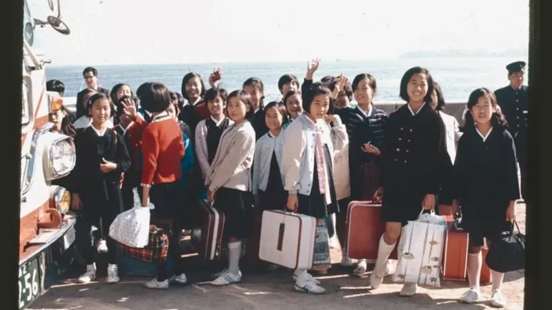 Japón está descubriendo algo inesperado sobre aprender idiomas: los jóvenes no quieren dejar de hablar, quieren equivocarse sin que nadie los juzgue