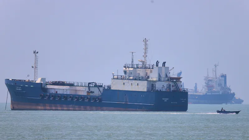 Irán avisa que podría bloquear otras rutas marítimas clave para el petróleo y gas