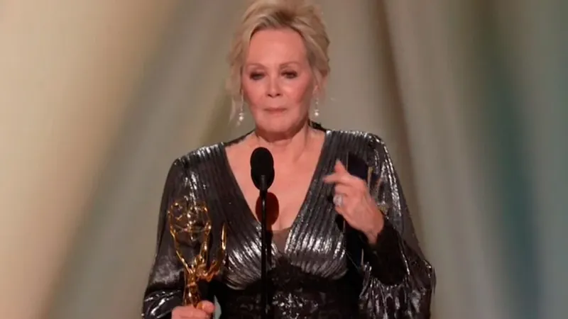 Jean Smart, doble récord en los Emmy 2026: "Que solo los hombres se queden de pie. Las chicas pueden sentarse"