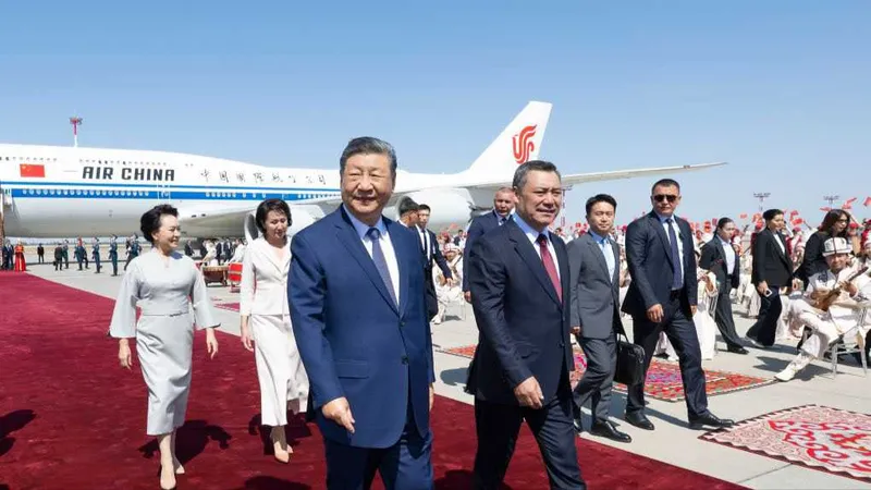 Xi Jinping llega a Biskek para asistir a la Cumbre de la OCS y realizar una visita de Estado a Kirguistán