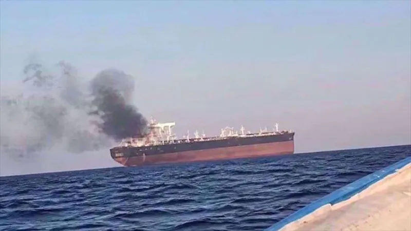 Un petrolero infractor se incendia tras chocar contra minas al este de Ormuz