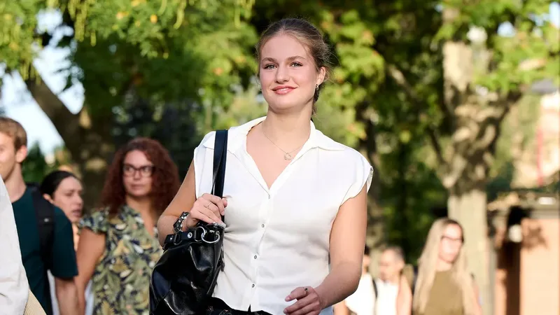 Los tenis blancos ideales para llevar con jeans cuffed y ser la más elegante en otoño 2026, según la princesa Leonor