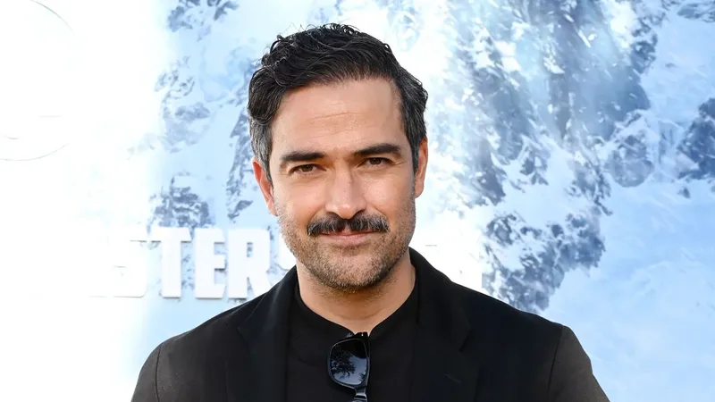 Alfonso Herrera reaparece en el hospital tras una delicada cirugía: 'La tercera es la vencida'