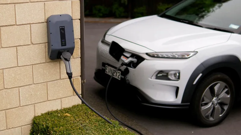 Ya es oficial: los coches eléctricos pagarán un nuevo impuesto por cada kilómetro recorrido a partir de 2028