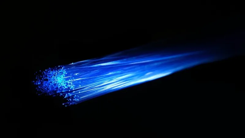 Una empresa china logró meter la luz del sol dentro de un sótano sin ventanas: la transporta 100 metros por fibra óptica sin convertirla en electricidad