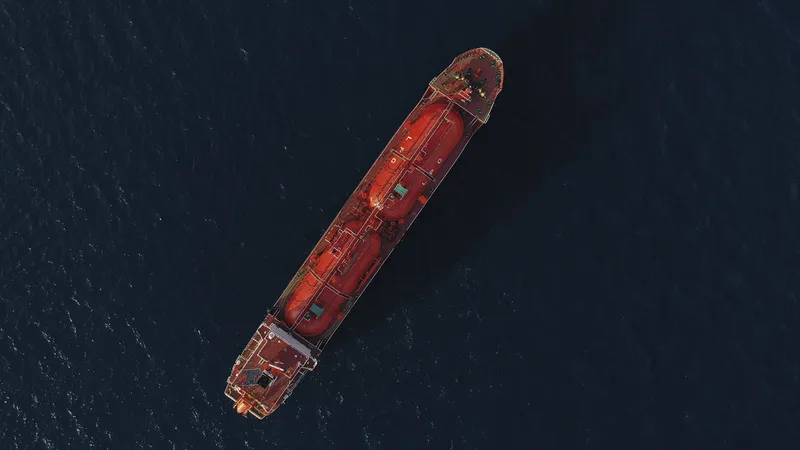 La táctica a la que recurren los petroleros para eludir a los hutíes en el mar Rojo