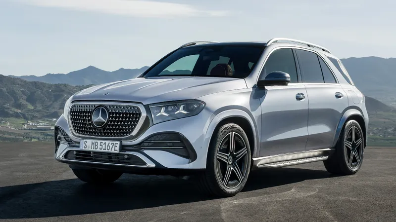 Hasta 103 km sin gastar una gota de gasolina: el ‘yate del asfalto’ de Mercedes se actualiza y es más difícil de igualar que nunca