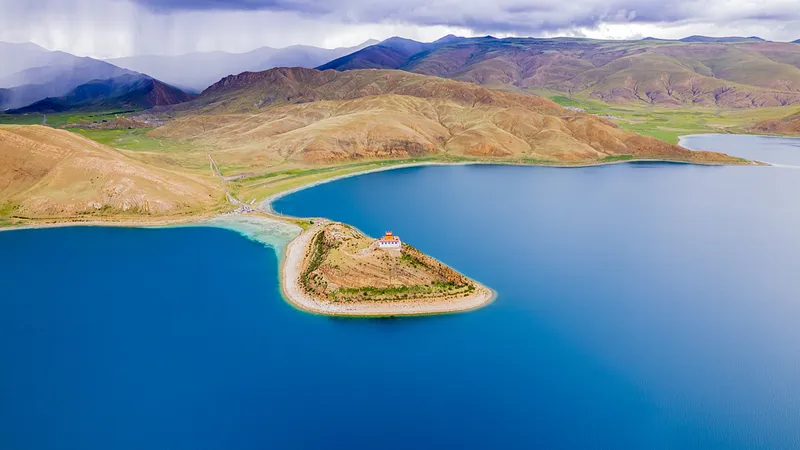 Descubre la belleza natural de la región autónoma de Xizang: el lago Yamdrok, una joya engastada entre montañas