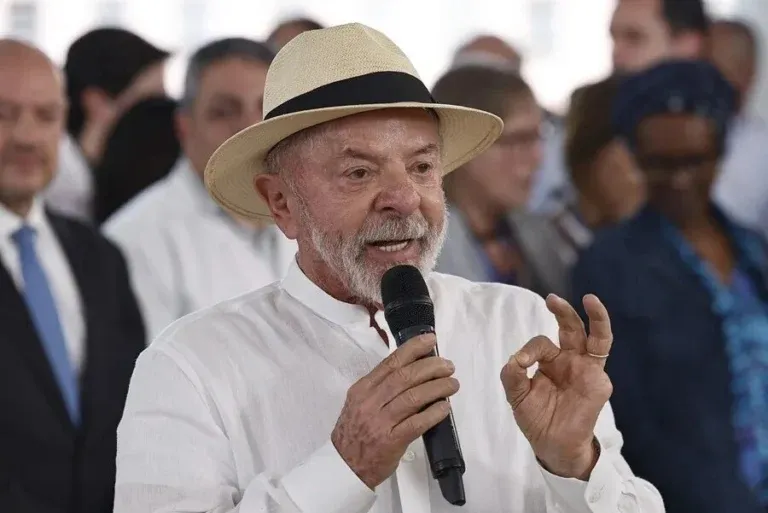 Lula reafirma su compromiso contra el fascismo y defiende la soberanía y la educación en Brasil
