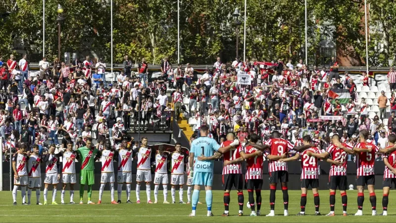 El partido de Vallecas queda interrumpido por el lanzamiento de pelotas de papel