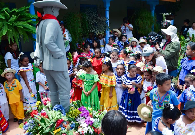Pequeños corazones honran a Sandino con alegría y patriotismo