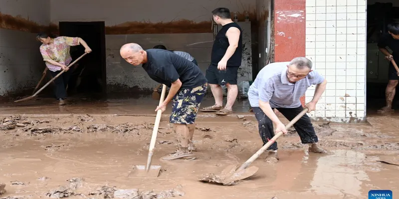 Rescatistas refuerzan labores por inundaciones en China