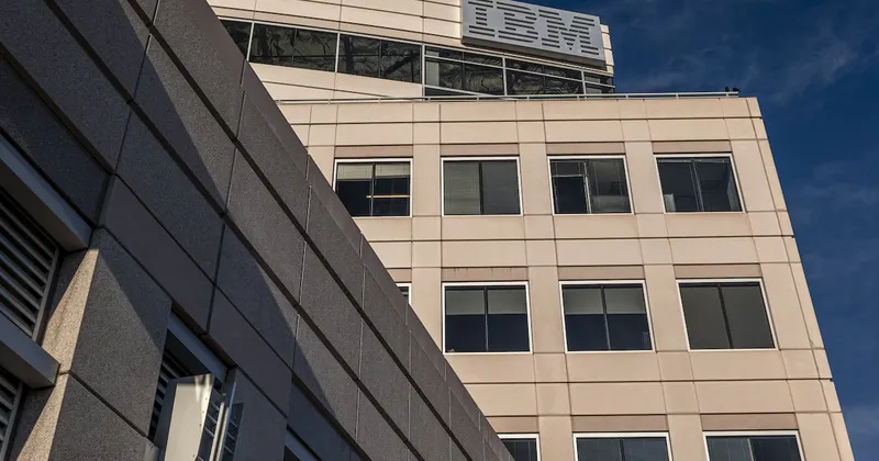 IBM recorta previsiones de ventas para todo el año por menor demanda de computadores centrales