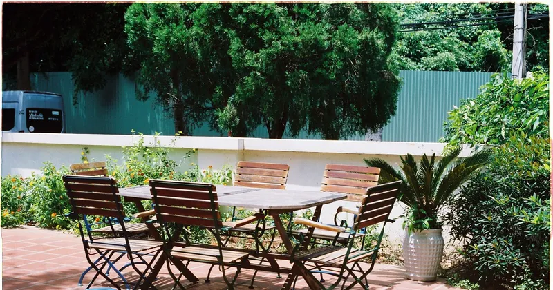 Adiós a los vecinos cotillas: cinco formas sencillas y elegantes de ganar privacidad en tu balcón, terraza o jardín