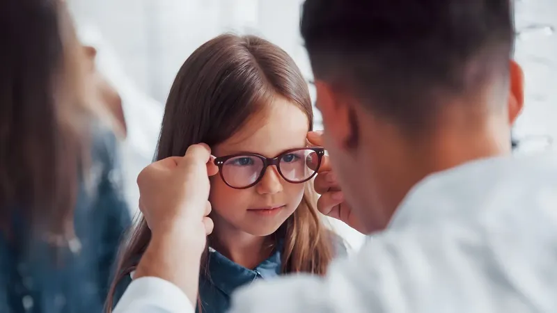 El BOE amplía la ayuda de 100 euros para gafas hasta 2027: estos son los nuevos productos que podrás comprar