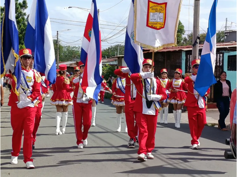 Desfile escolar en el Distrito VII en saludo al 170.º aniversario de la Batalla de San Jacinto