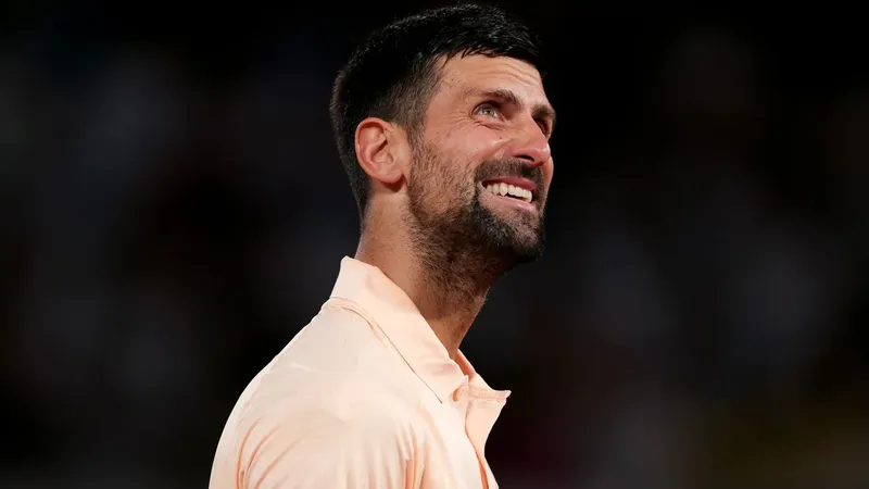 La impactante chamarra de arcilla de Novak Djokovic inaugura la temporada de torneos