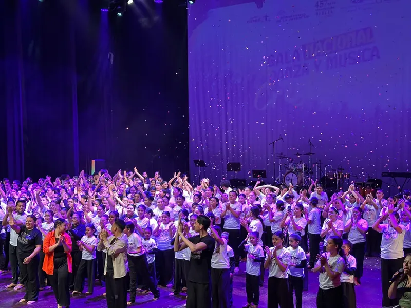 Juventud cristiana celebrando la Paz
