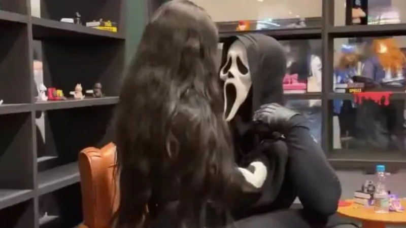 Enmascarado causa polémica al besar a jóvenes en un evento literario