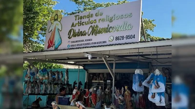 Artesanos de la 35 Avenida de Managua preparan imágenes religiosas para la Purísima y Navidad