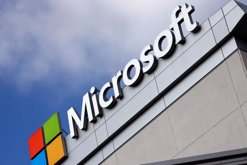 Microsoft prepara un éxodo masivo de trabajadores e 'invita a irse' a 60.000 personas en una salida voluntaria gigantesca