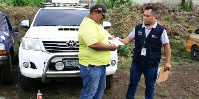 Primeros vehículos son trasladados al depósito por botar basura en Managua