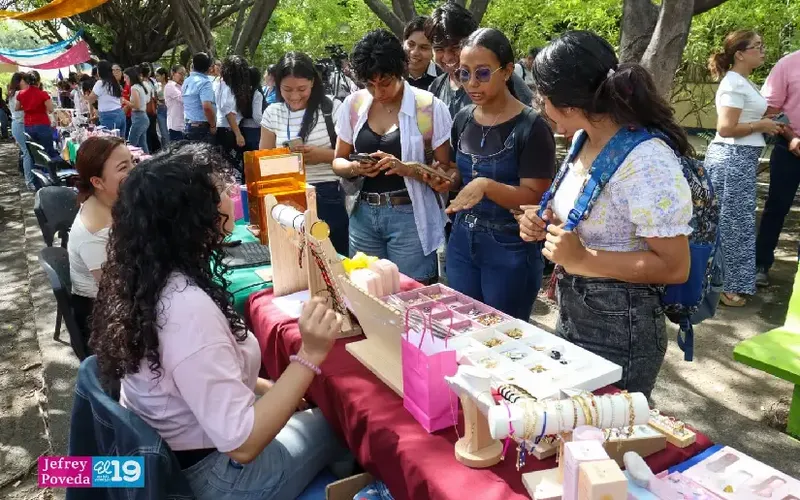 Más de 60 emprendimientos estudiantiles se exhiben en feria de la Universidad Casimiro Sotelo