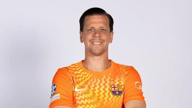 Debut sorpresa de Szczesny por problemas físicos de Joan Garcia