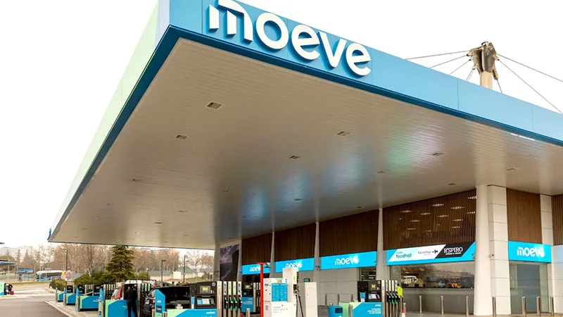 La subida de la gasolina, el diésel y la luz provoca la guerra de los precios de los combustibles: Moeve y Naturgy contra Repsol e Iberdrola