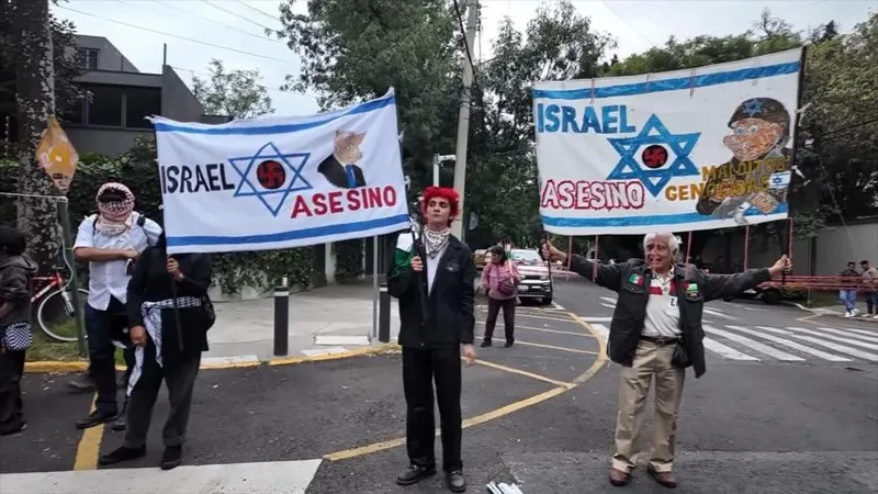 Mexicanos protestan ante embajada israelí contra 3 años de genocidio en Gaza