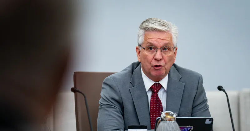 Waller, de la Fed, se inclina por mantener las tasas si la inflación mejora