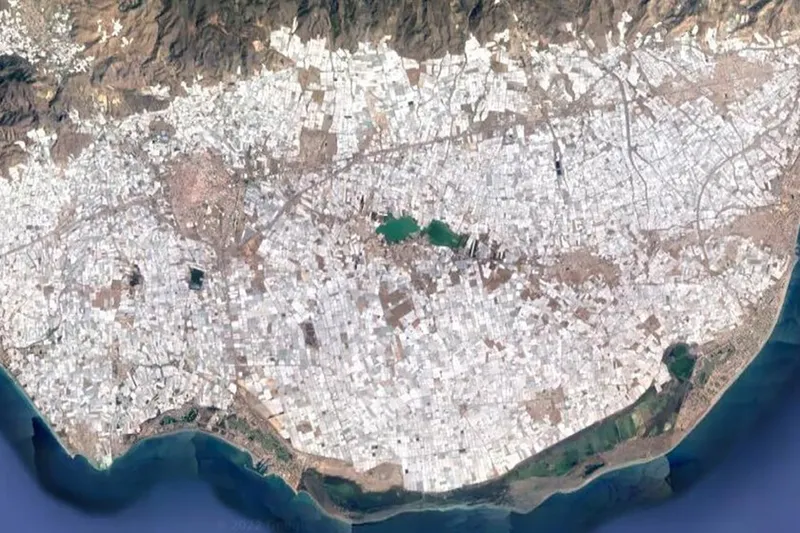 Las imágenes satelitales muestran la increíble expansión del "mar de plástico" de Almería desde 1960
