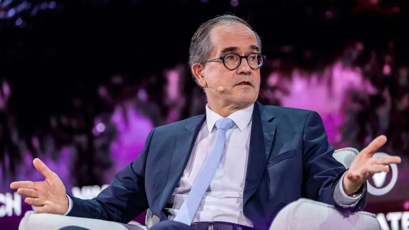 "Es estúpido prohibir los coches que no sean eléctricos": el CEO de Renault Group critica el veto británico al motor de combustión
