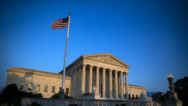 Trump insiste al Supremo para restringir el voto por correo, a dos meses de las elecciones