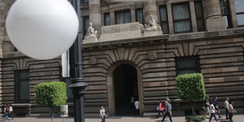 Preocupa inflación en servicios a la Junta de gobierno de Banxico: Minutas