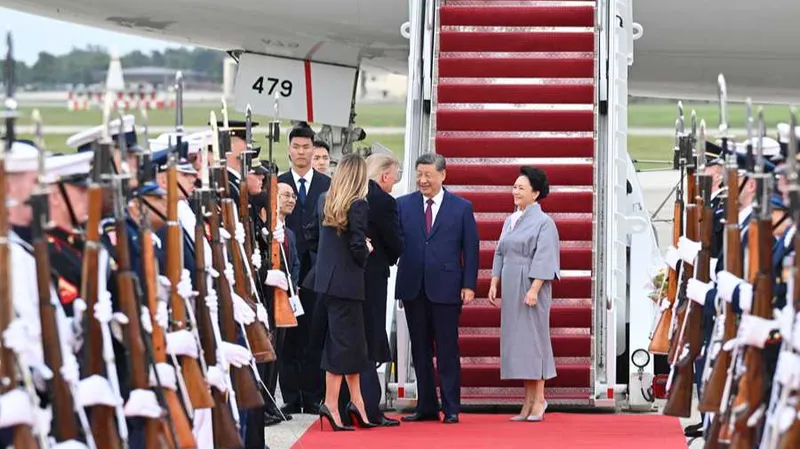 Xi Jinping llega a EE. UU. con motivo de su visita de Estado y es recibido por Trump en el aeropuerto